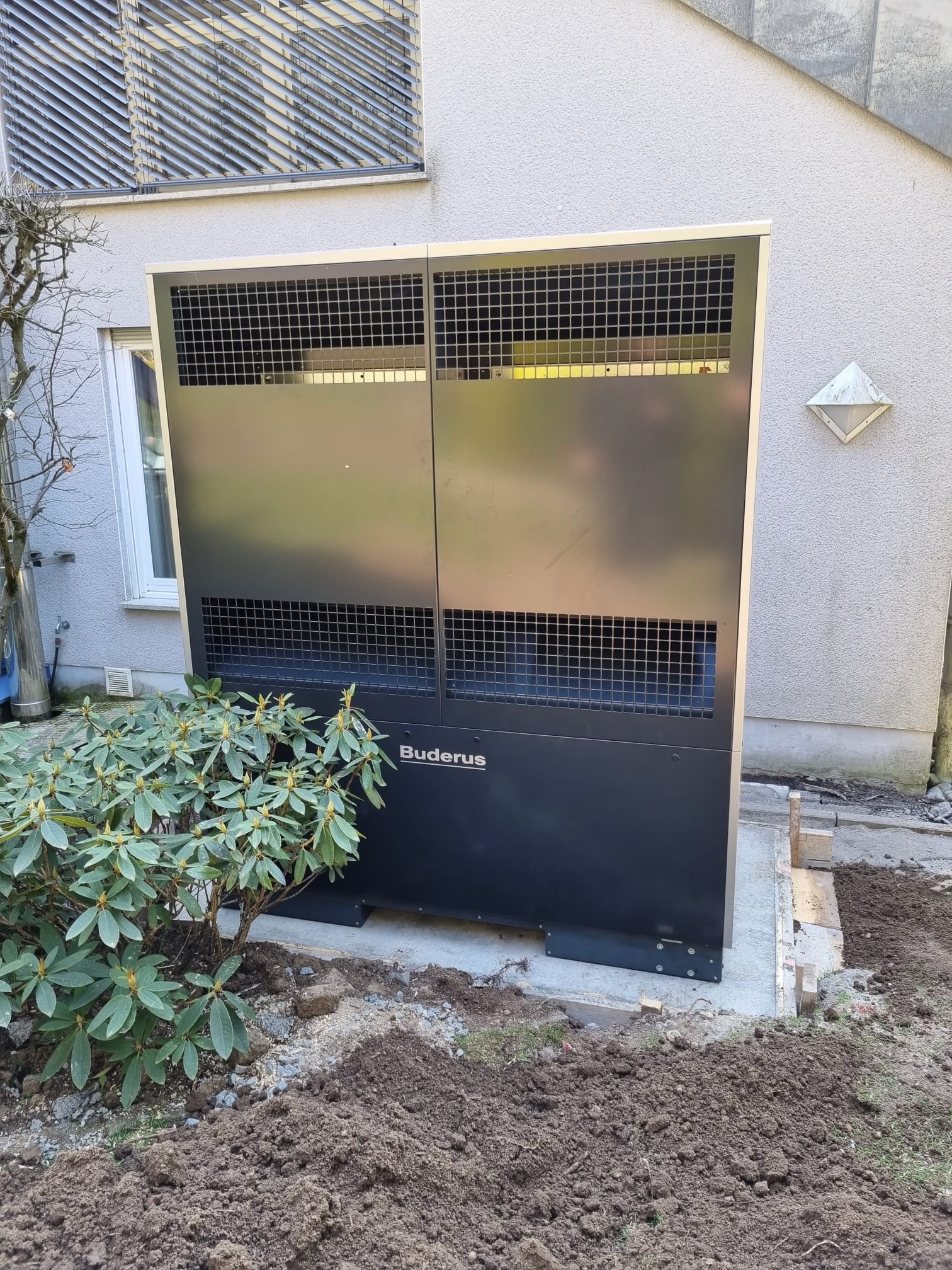 Buderus Wärmepumpe mit Schallschutz-Gehäuse