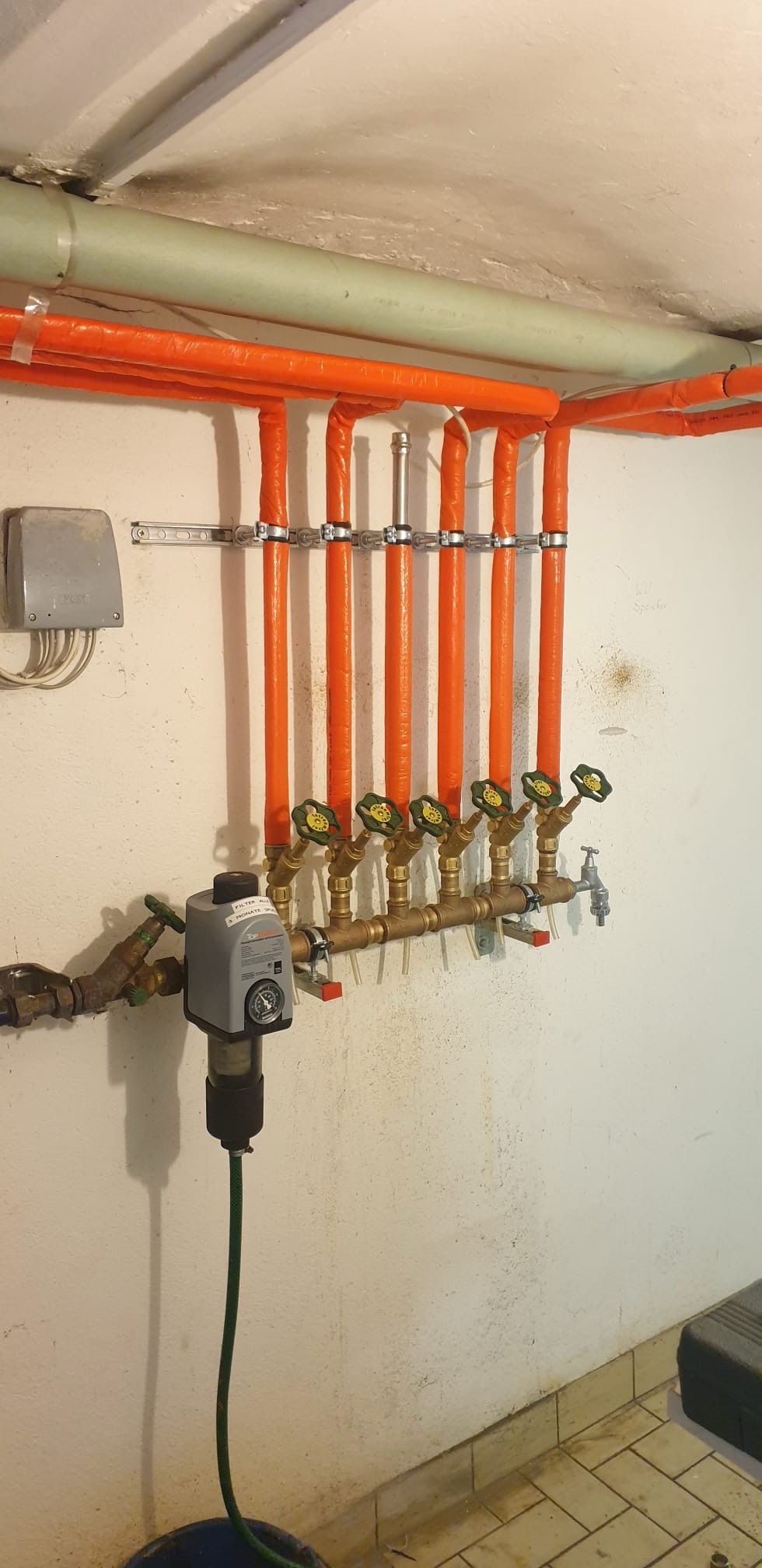 Sanitär-Verteilung mit isolierten Wasserleitungen