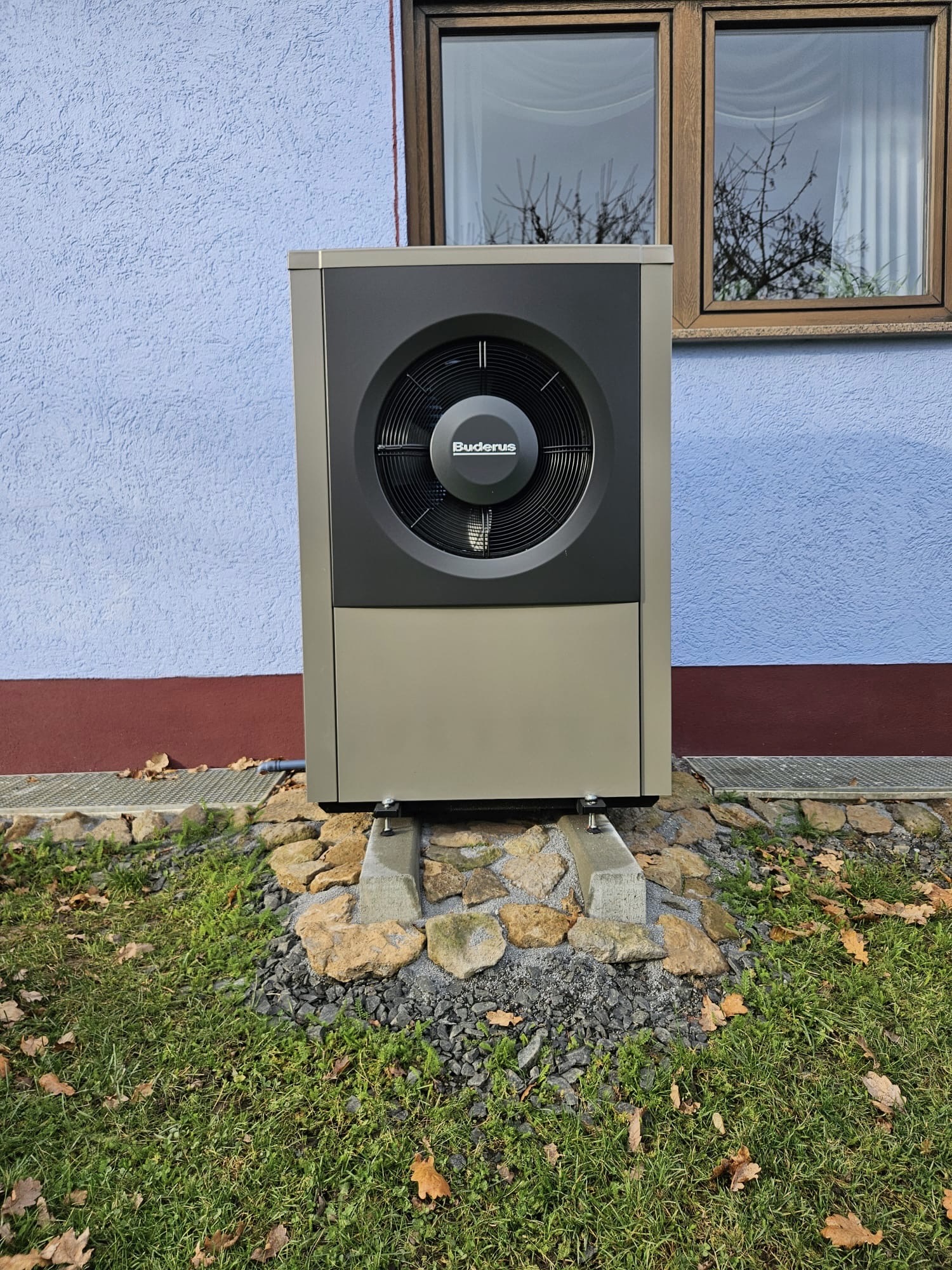 Buderus Wärmepumpen-Außeneinheit auf Steinsockel