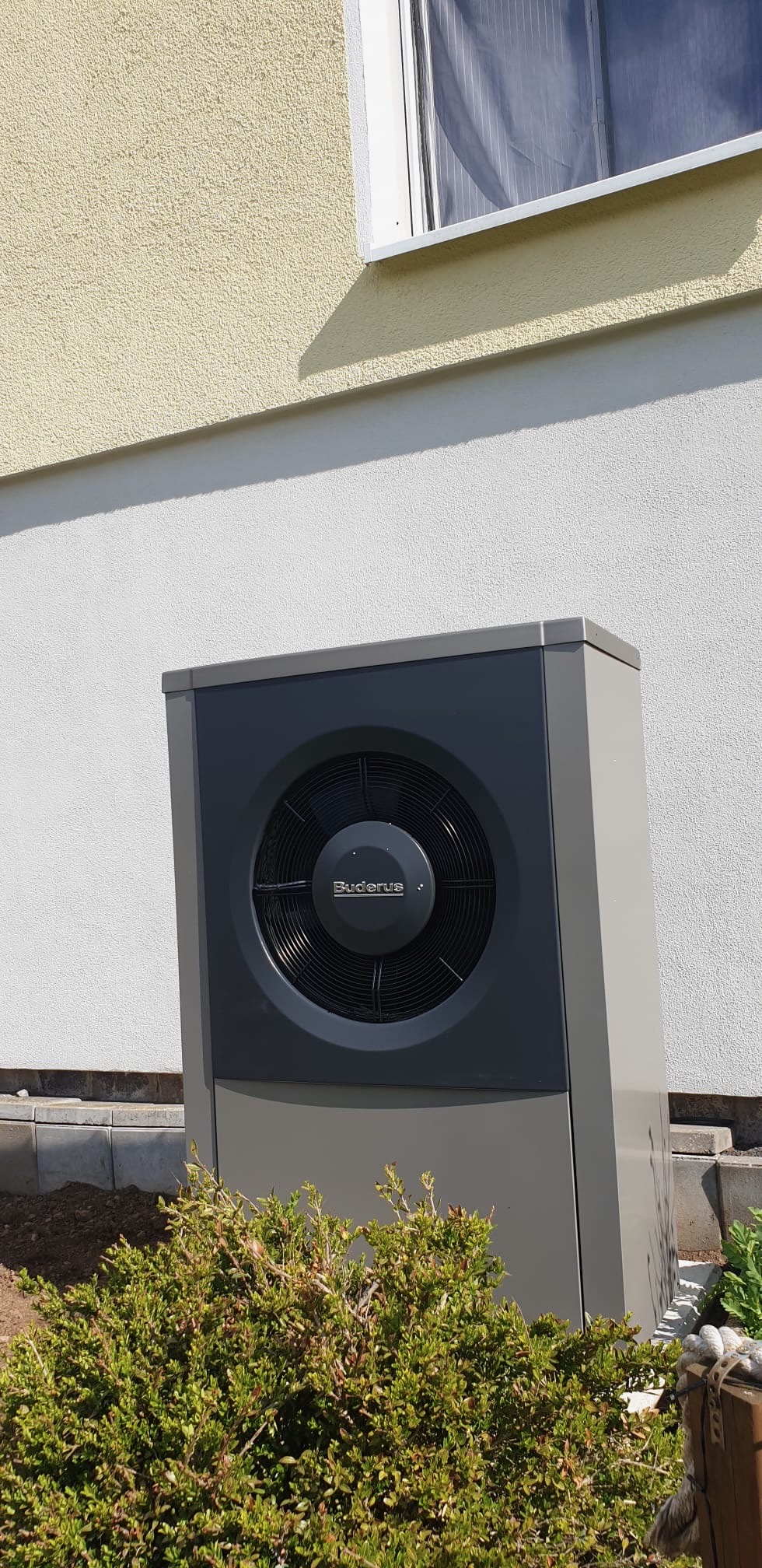 Buderus Wärmepumpe-Außeneinheit an einer Hausfassade
